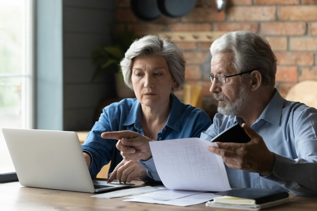 Internet für Senioren: Zwei ältere Personen am Laptop