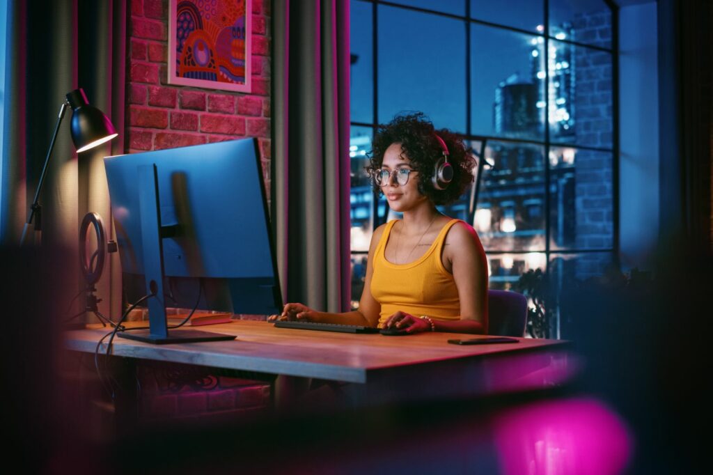 Junge Leute Internet Tarif: Frau am Computer