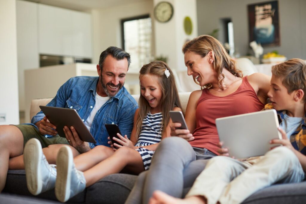 LTE Internet: Familie an elektronischen Geräten