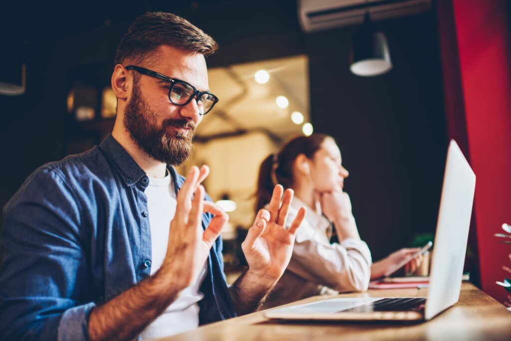 Internet Browser: Mann in Konferenz am Laptop
