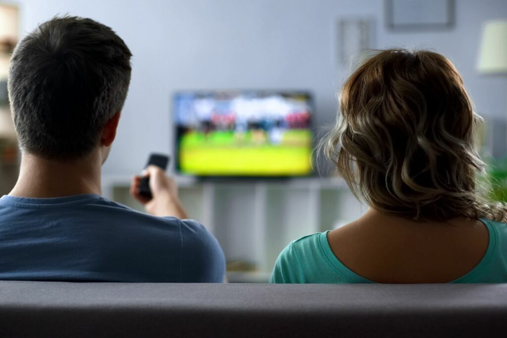 Kabel TV Alternativen: Paar am Fernseher