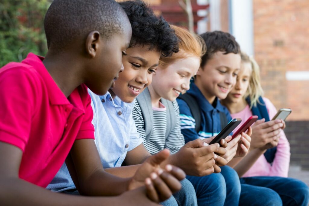 Smartphone für Kinder: Kindergruppe mit Handy