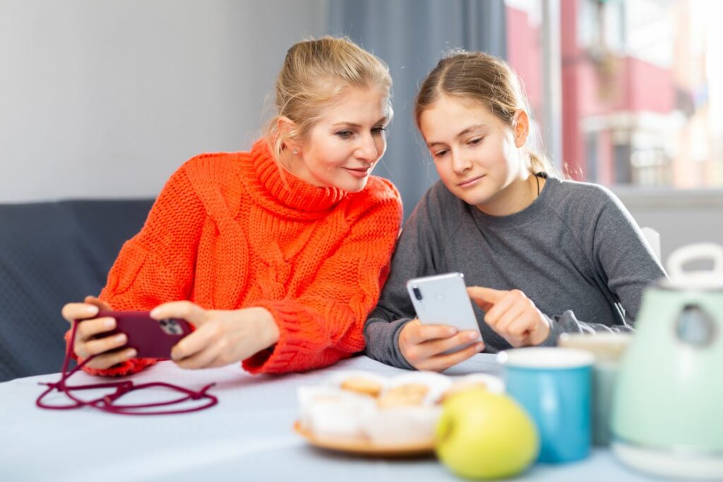 Kinder mit Smartphone: Vertrauen aufbauen