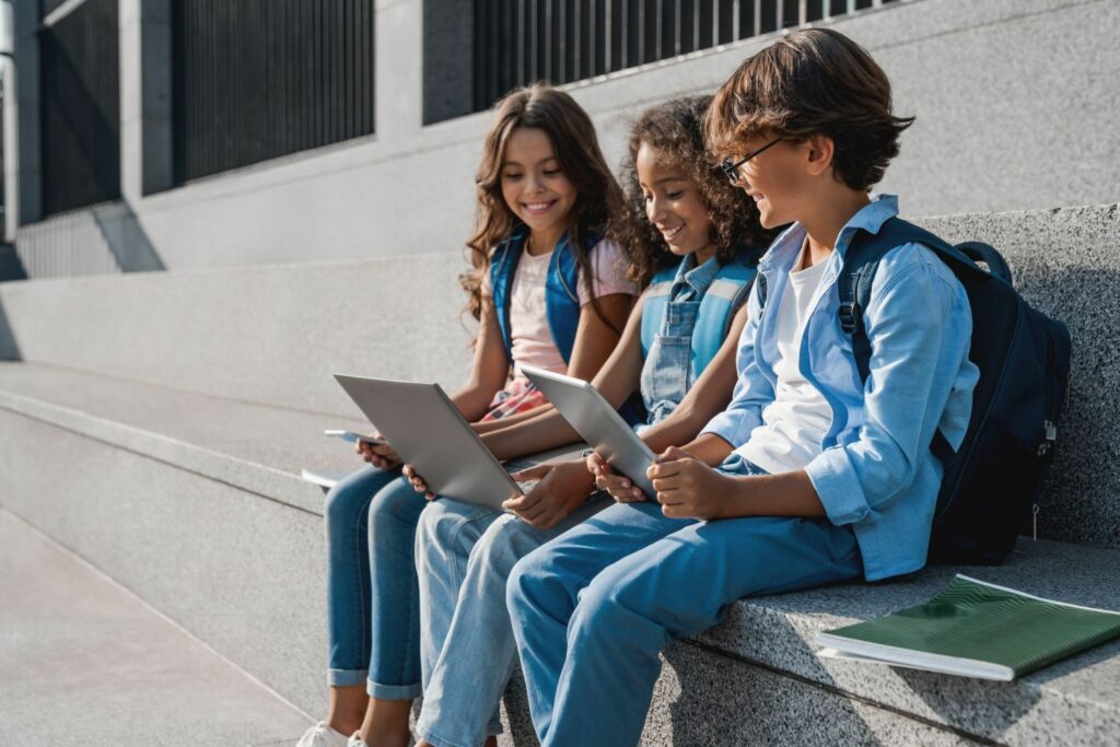 Kinder mit Smartphone: soziale Verbindungen