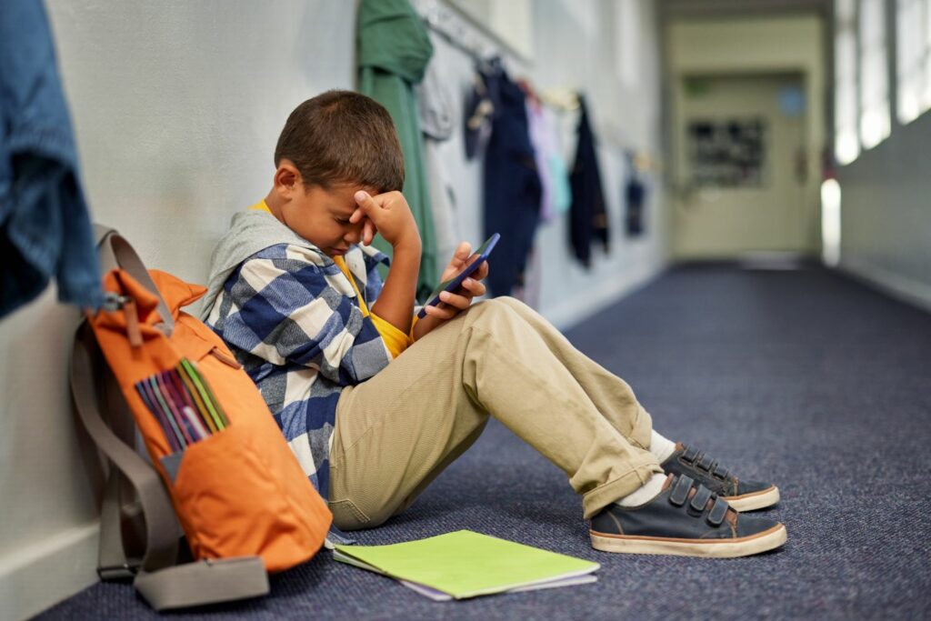 Kinder mit Smartphone: Cybermobbing