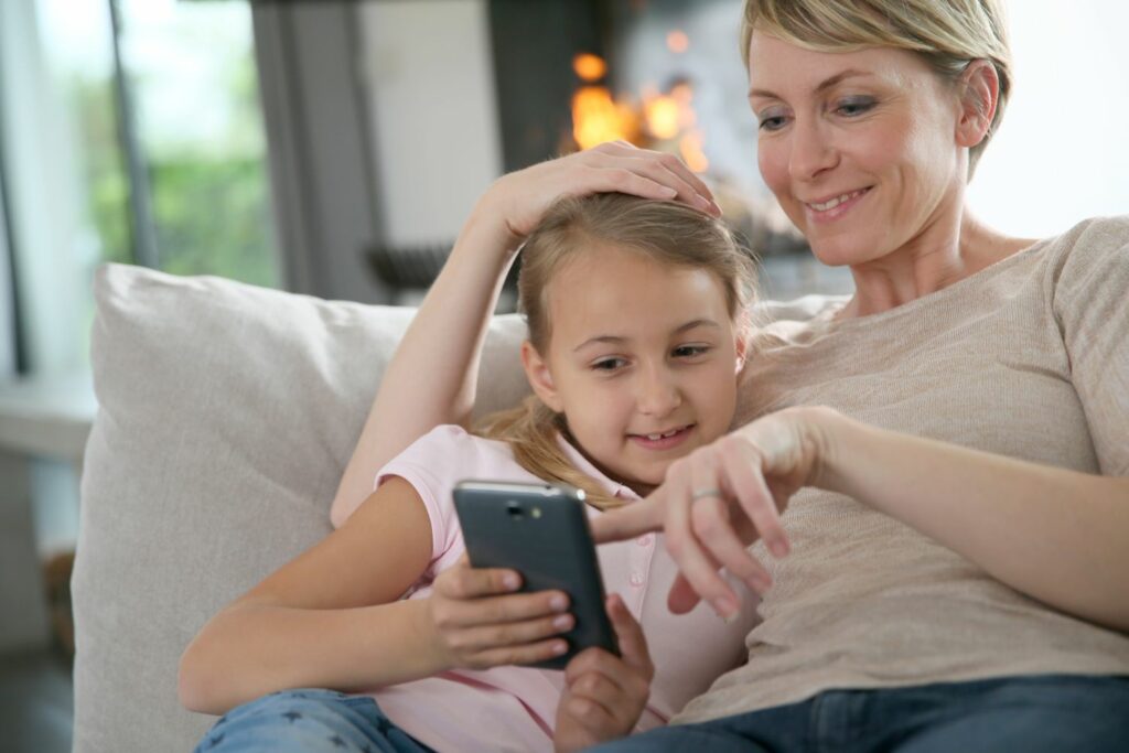 Kinder mit Smartphone: Tipps für Eltern